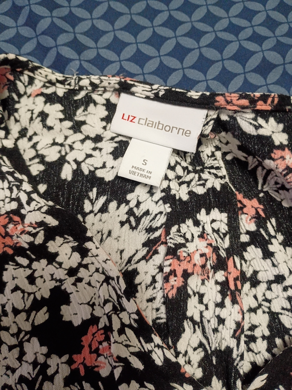 Liz Claiborne Floral V-Neck Top in Black, White & Coral